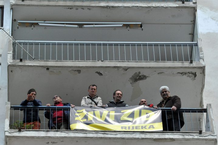 Aktivisti »Živog zida« s transparentom na 8. katu nebodera u Čandekovoj 23b / Foto S. DRECHSLER