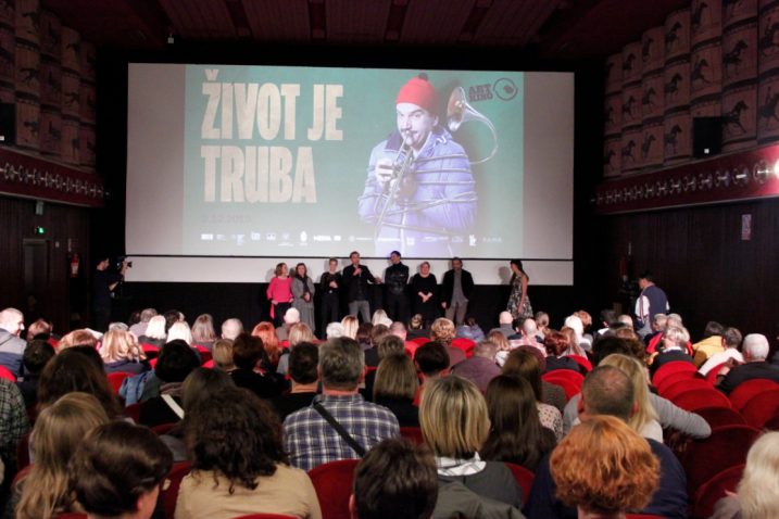 Antonio Nuić (u sredini)i dio njegove filmske i glumačke ekipe pred ekranom Art kina »Croatia« / Foto A. JURČIĆ