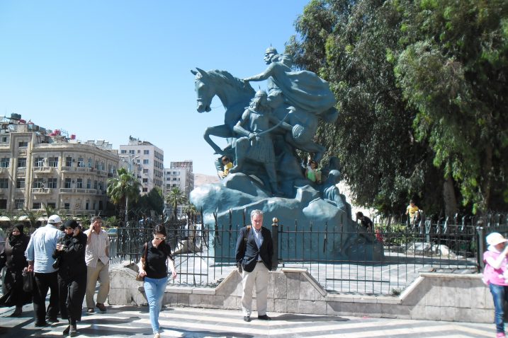 Zlatko Dizdarević ispred Saladinovog spomenika