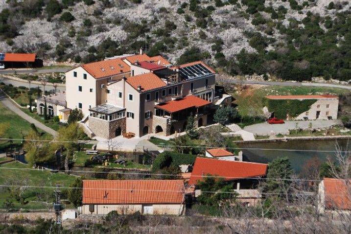 Zubakovo imanje nudi 80 kreveta, a gostima su na raspolaganju Veladruion ima dvorane, otvoreni i zatvoreni bazeni s morskom vodom, wellness i fitness centar... / arhiva NL