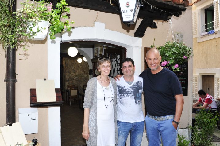 Sabine i Andreas Matthes u društvu slavnog kuhara i gastronoma Franka Rosina ispred konobe »Marun« / Snimio Marin ANIČIĆ