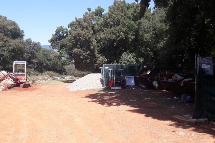 Reciklažno dvorište nalazi se na samom početku puta prema velikoj plaži, jednoj od najljepših i najpoznatijih na Kvarneru / Foto G. GLAVINA