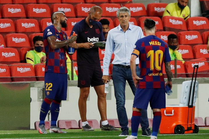 Quique Setien s Arturom Vidalom i Lionelom Messijem/Foto REUTERS
