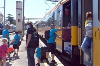 Prepoznatljivi žuti vlakovi od 10. srpnja, dolaze iz Praga u Rijeku i redovito su puni / Snimio V. KARUZA