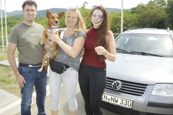 Wladislav, Nelli i Lea Hoffmann dobro su se pripremili za ljetovanje u Baški / Foto S. DRECHSLER