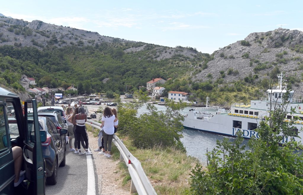 Kilometarske kolone na trajektnom pristaništu Prizna za otok Pag / Snimio V. KARUZA