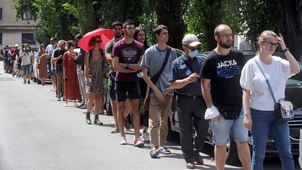 Velika gužva i dugi redovi na zagrebačkim biralištima / Foto D. JELINEK