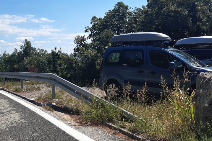 Novi odbojnici uz cestu između Mošćeničke Drage i Brseča / Snimila Valentina SABLIĆ