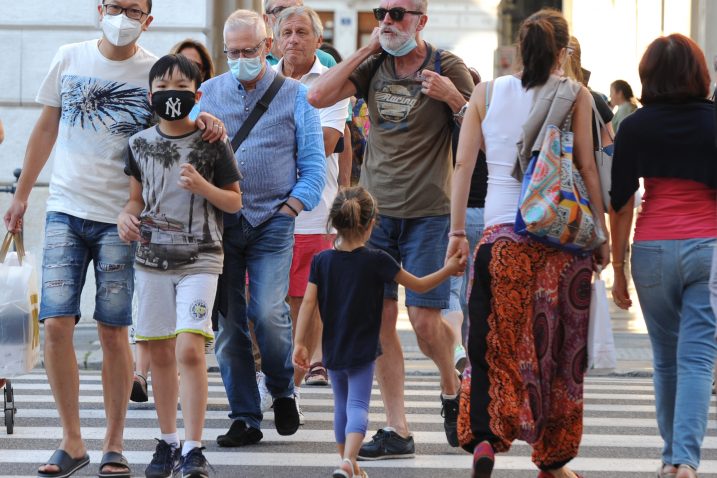 Život u Trstu ide dalje, s maskama ili bez njih / Snimio Marko GRACIN