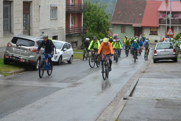 Uz laganu kišicu i »ljetnih« 12 stupnjeva Celzija biciklisti su krenuli na 140 km dugu trodnevnu biciklistilčku turu / Snimio Marinko KRMPOTIĆ