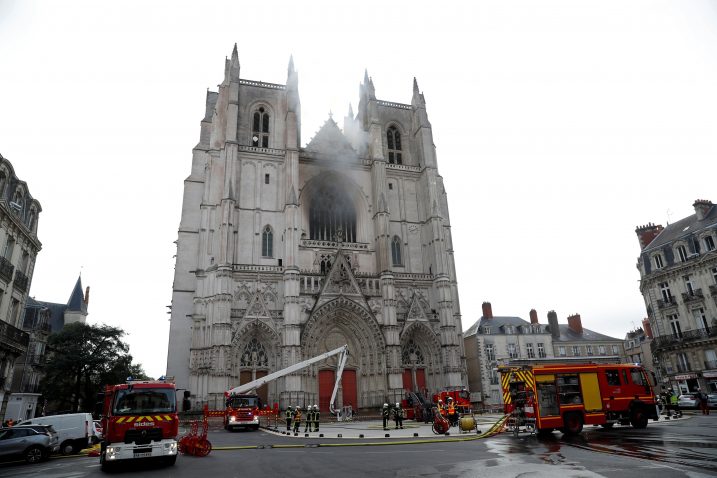 Vatra u katedrali u Nantesu / Reuters
