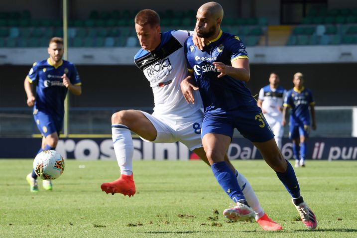 Mario Pašalić (Atalanta) i Sofyan Amrabat (Verona)/Foto REUTERS