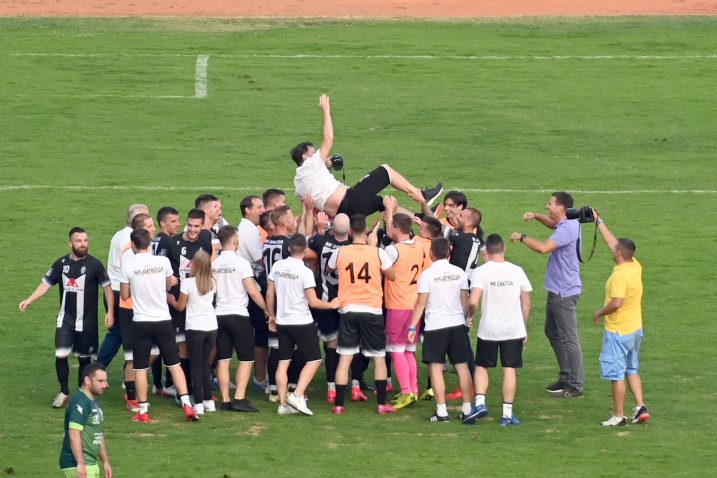 Trener Zoran Bogolin završio je na rukama svojih igrača/V. KARUZA