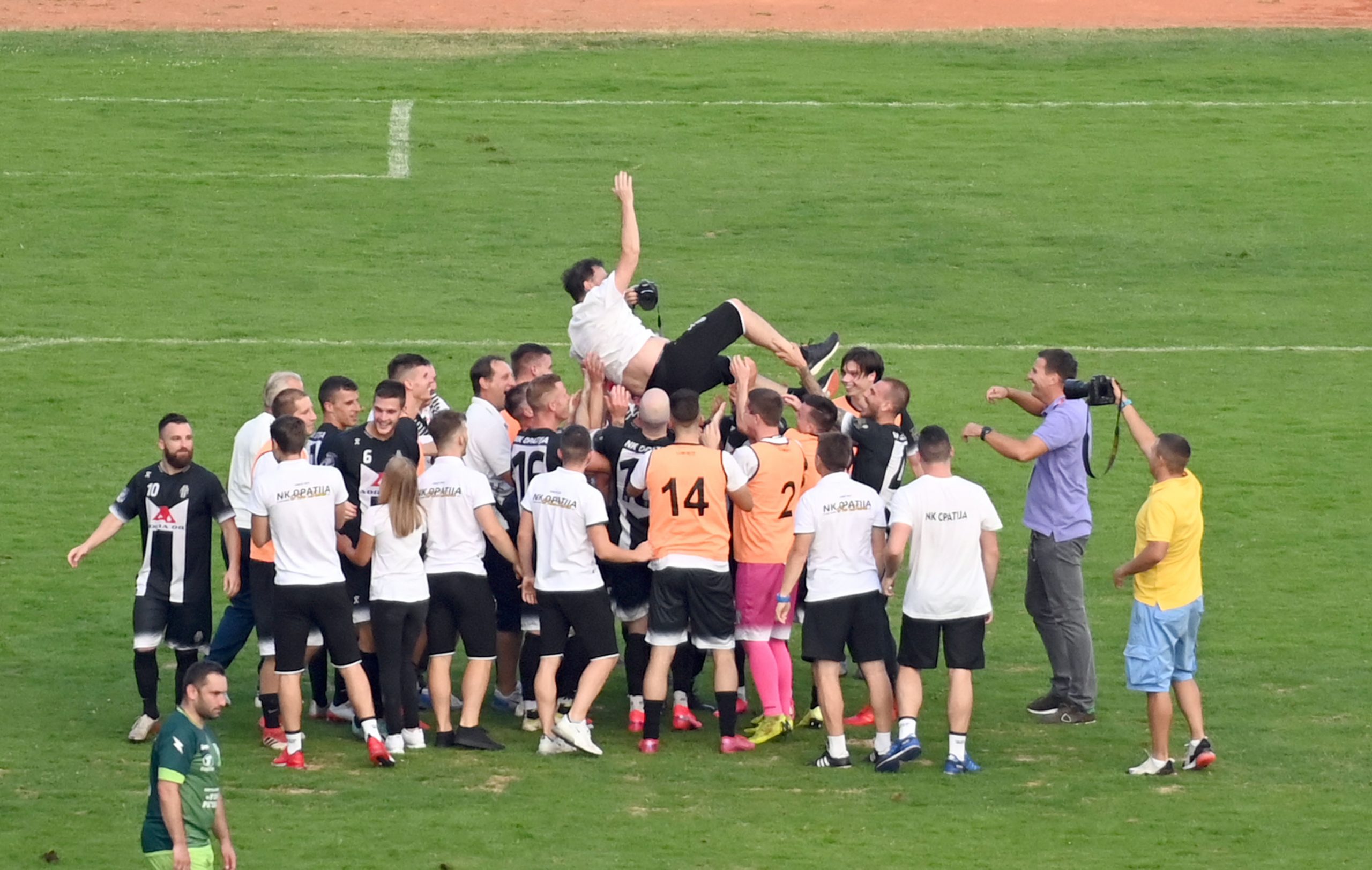 Trener Zoran Bogolin završio je na rukama svojih igrača/V. KARUZA