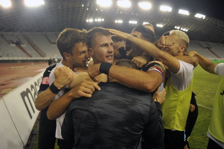 Nino Galović u središtu riječkog klupka slavlja/R. BRMALJ