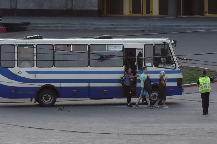 Putnici zatočeni u autobusu u Ukrajini /Reuters