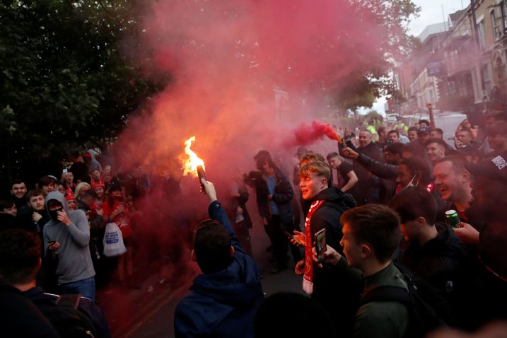 Navijači Liverpoola okupili su se oko stadiona slaveći naslov prvaka/Foto REUTERS