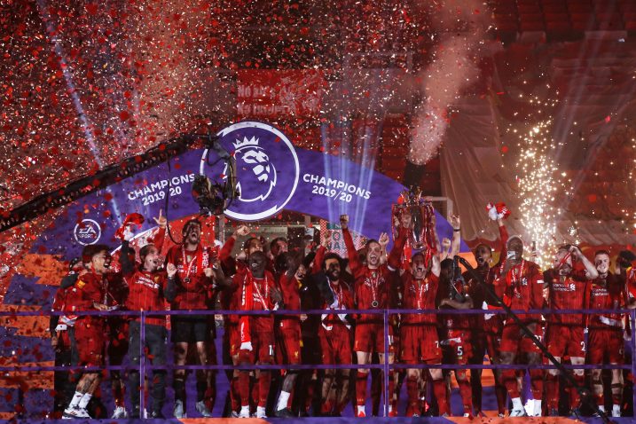 Igrači Liverpoola s trofejom/Foto REUTERS