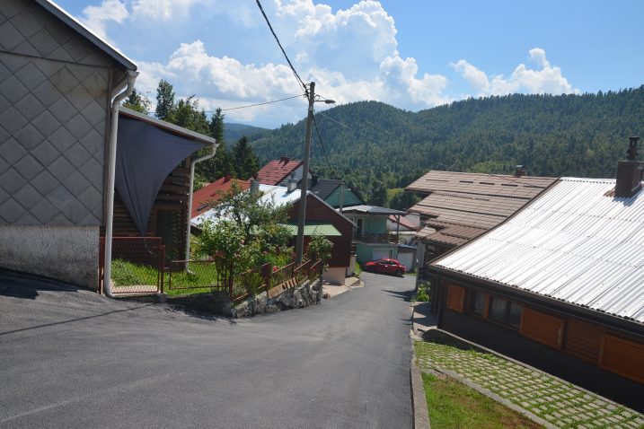 Prometnice u dijelu mjesta zvanom Naselje asfaltirane su nakon petnaestak godina / Foto M. KRMPOTIĆ