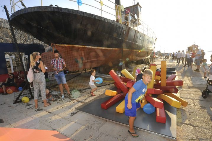 Novo dječje igralište nalazi se pored istoimenog broda bogate povijesti / Snimio Sergej DRECHSLER