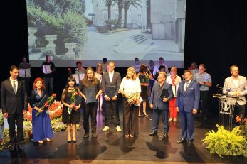 Slika za uspomenu - dobitnici gradskih nagrada i priznanja zajedno s čelnicima Grada / Snimio Sergej DRECHSLER