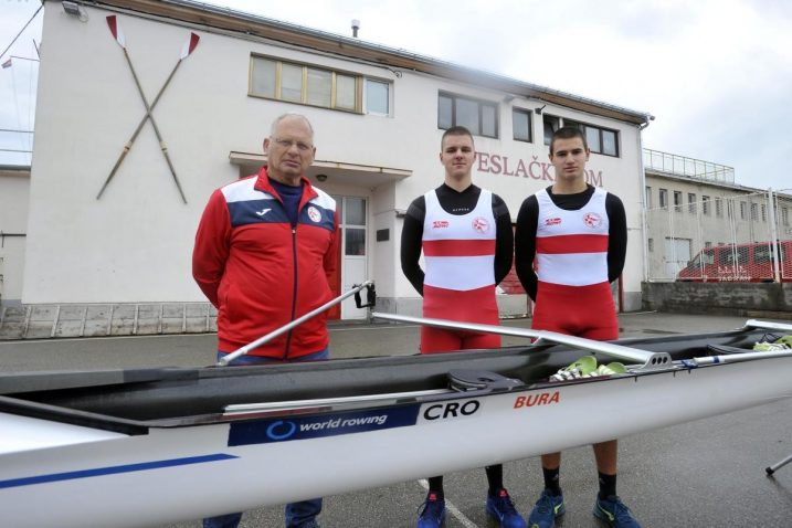 Trener u VK Jadran Davor Radović i veslači Goran Mirić i Matej Stilin/Foto D. ŠKOMRLJ