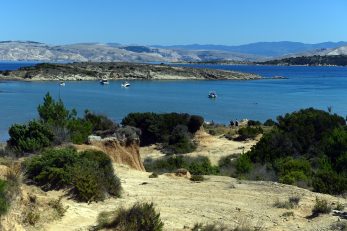 Plaža Ciganka dio je Geoparka, ali i polunudistička plaža, na plažu se dolazi pješke, ali i automobilom kojeg se može parkirati vrlo blizu