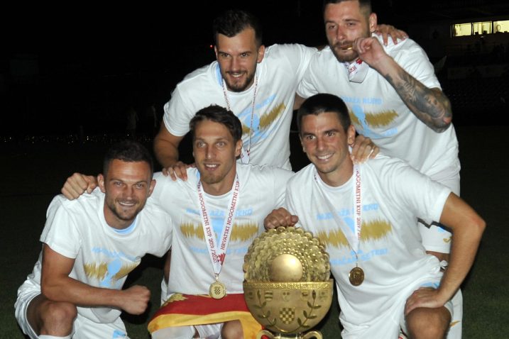 Ivan Tomečak, Momčilo Raspopović, Luka Capan, Darko Velkovski i Domagoj Pavičić s trofejom/D. ŠKOMRLJ