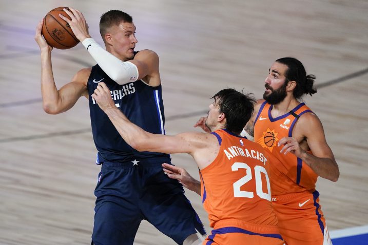 Kristaps Porzingis (Dallas) i Dario Šarić, te Ricky Rubio (Phoenix)/Foto REUTERS)