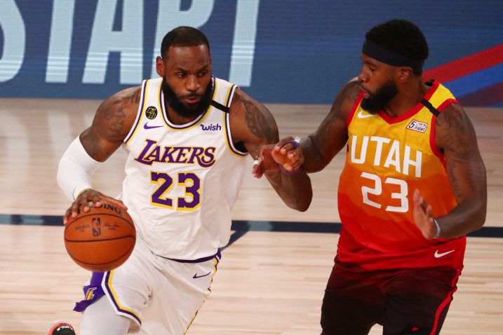 LeBron James (Lakers) i Royce O'Neale (Utah)/Foto REUTERS