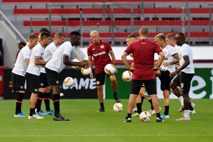 Igrači Bayera na zagrijavanju prije utakmice/Foto REUTERS