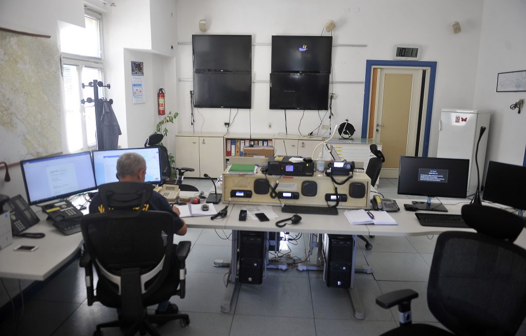 Centar u vatrogasnoj postaji u koji stižu sve informacije / Snimio Roni BRMALJ