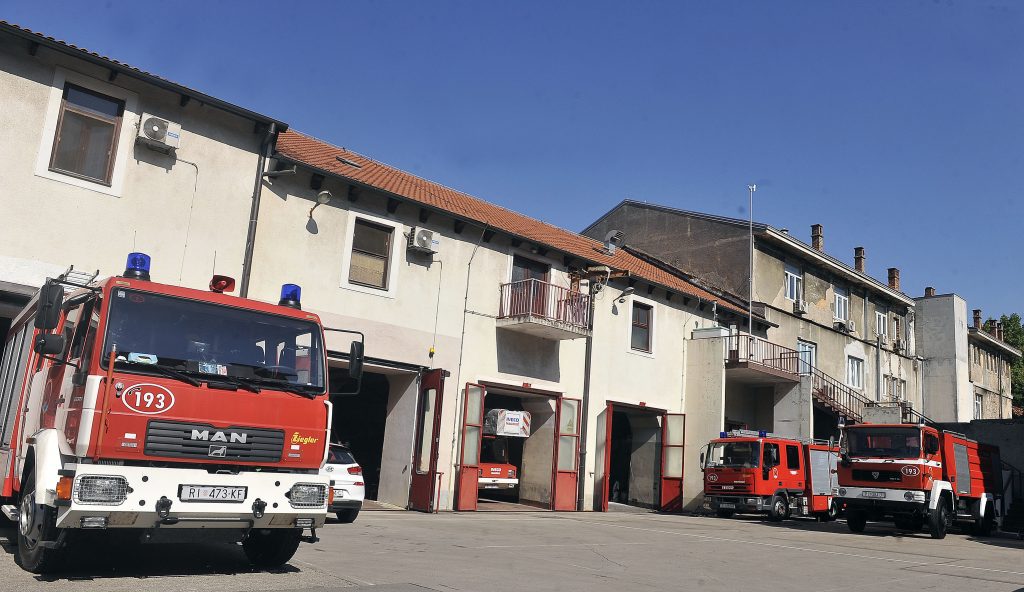 Vatrogasna kola, srećom, ovog ljeta često su bila u - garaži / Snimio Roni BRMALJ