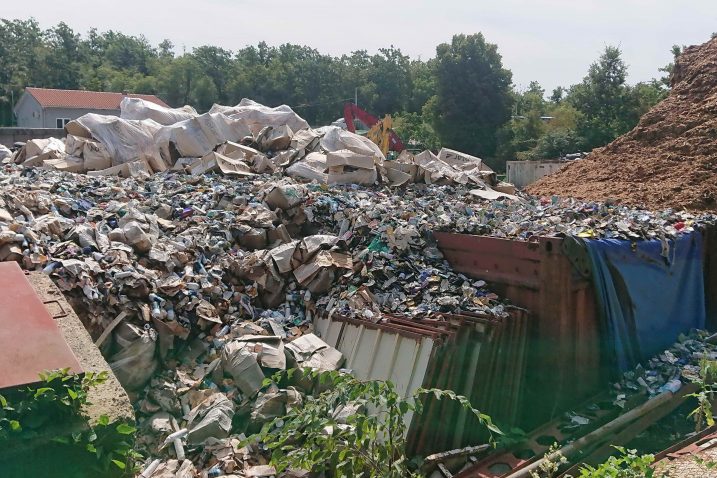 Potpisnici peticije tvrde da Sekundar usluge imaju dozvolu za odlaganje obojenih metala, a da se tamo odlaže više desetaka vrsta otpada / Foto M. KIRIGIN