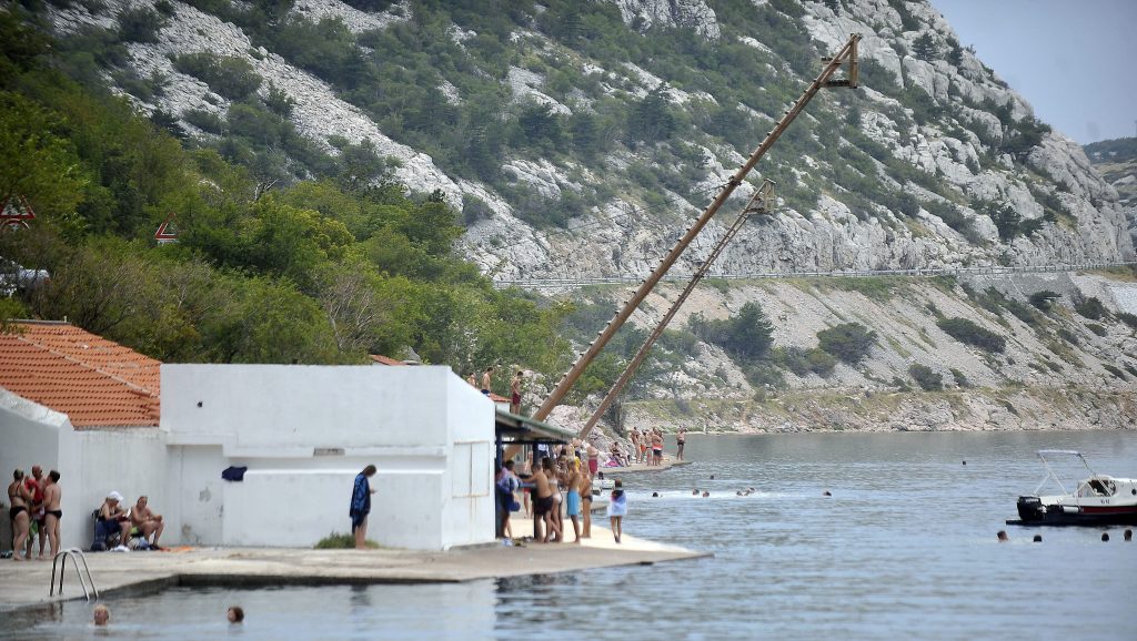 Na svakom kantunu prepričavaju se zgode i nezgode / Snimio Roni BRMALJ