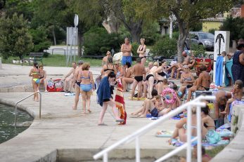 Bakarčani svoju plažu vole / Snimio Roni BRMALJ