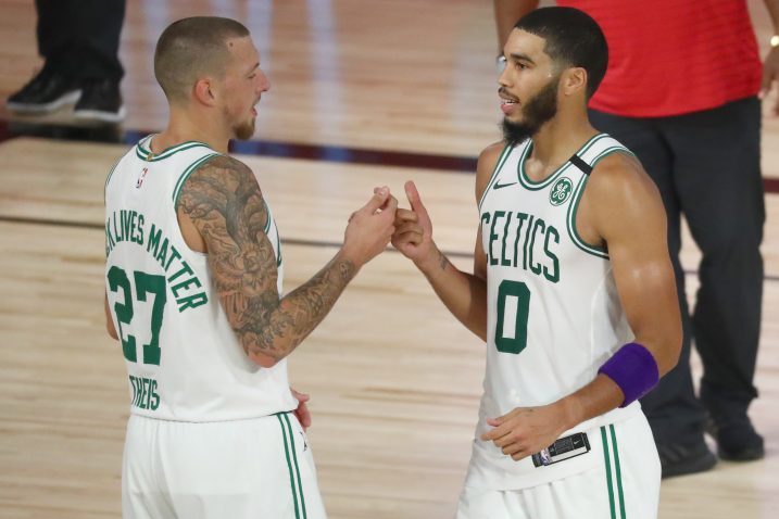 Jayson Tatum i Daniel Theis (Boston)/Foto REUTERS