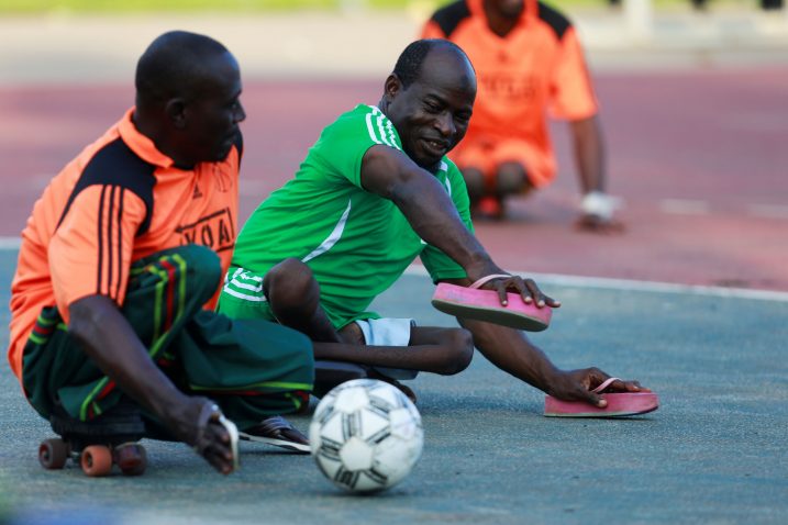 Oboljeli od dječje paralize igraju nogomet u Abuji u Nigeriji / Foto Reuters