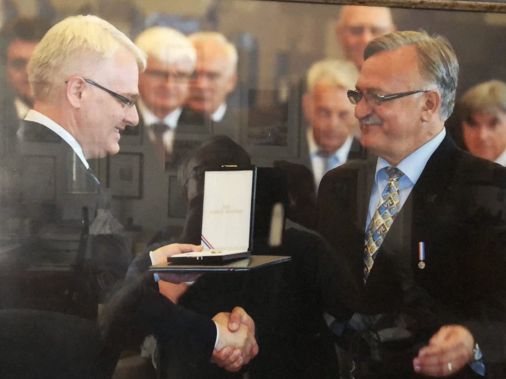 Nagradu za svoj rad dobio je i od hrvatskog predsjednika Ive Josipovića