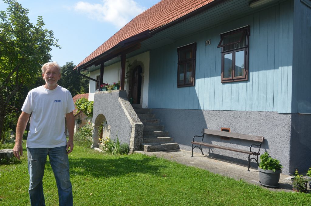 Silko Štefančić pred obiteljskom kućom koja je davno služila i kao škola u Malim Dragama / Foto: M. KRMPOTIĆ