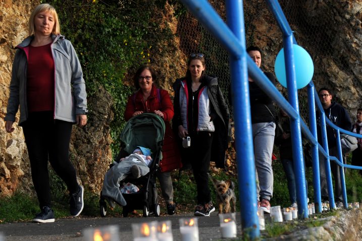 S prošlogodišnje akcije Svijetlimo za autizam u Kostreni / Foto Marko Gracin