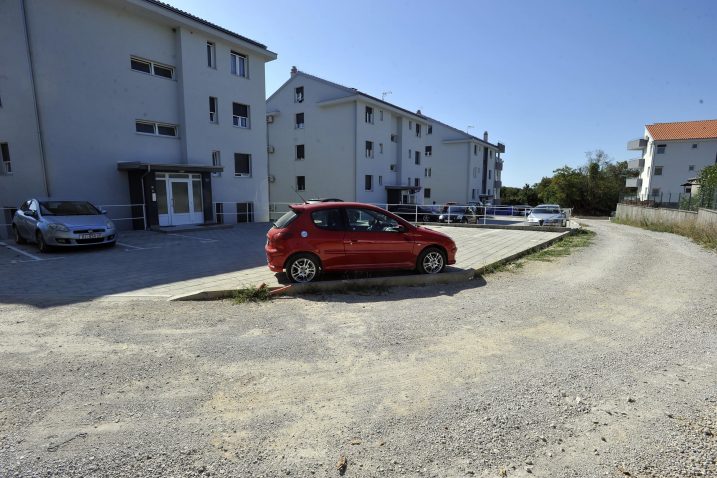 : Nove nadstrešnice i parkirna mjesta, čeka se uređenje pristupne ceste / Foto Damir ŠKOMRLJ