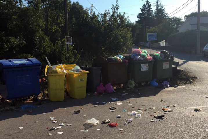 U ljetnim mjesecima napučena krčka naselja Skrpčići i Pinezići su zbog neodgovornih pojedinaca često nalikovala pravim smetlištima / Foto Ponikve eko otok Krk