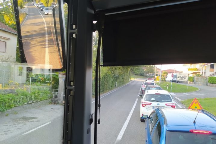 Dugačka kolona snimljena iz autobusa vozača Roberta Puljića