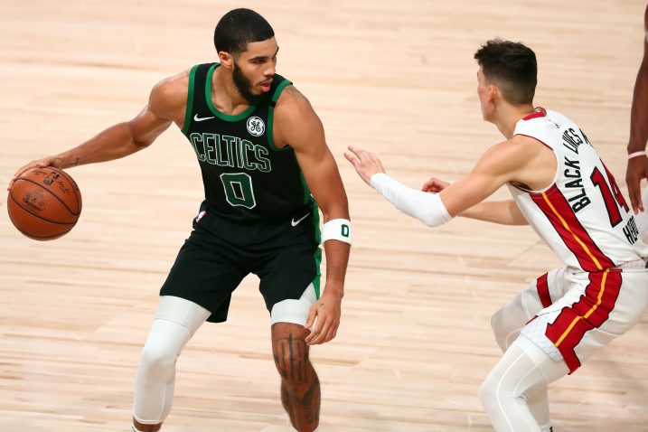 Jason Tatum (Boston) i Jayson Tatum i Tyler Herro (Miami)/Foto REUTERS