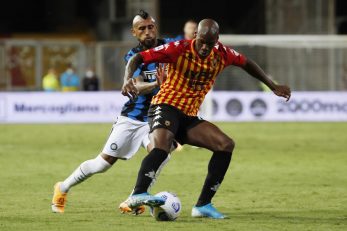 Bryan Dabo (Benevento) i Arturo Vidal (Inter Milan)/Foto REUTERS