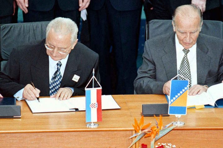 Dr. Franjo Tuđman i Alija Izetbegović potpisuju sporazum o granici između RH i BiH / Foto NL Arhiva