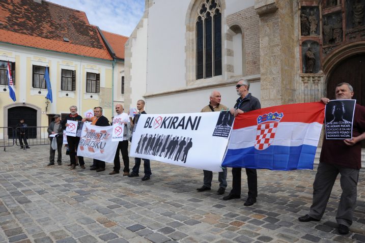Broj blokiranih raste, sada je oko 329.000 ljudi koji se ne mogu iščupati iz svoje muke / Foto Darko JELINEK