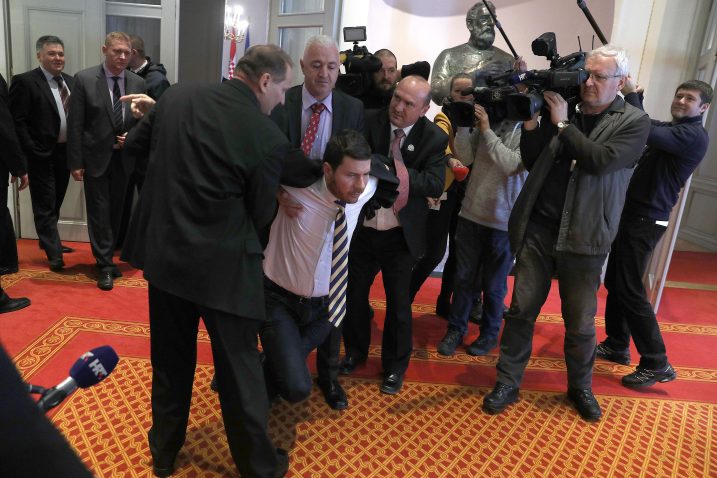 Djelatnici saborske straže iznose Ivana Pernara iz sabornice./ Foto Patrik MAČEK/PIXSELL
