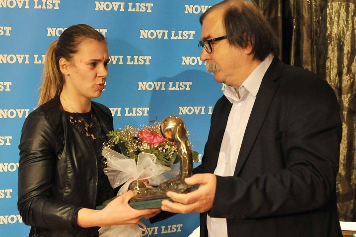 Sara Kolak prima nagradu od našeg novinara Orlanda Rivettija / Foto Ivica TOMIĆ